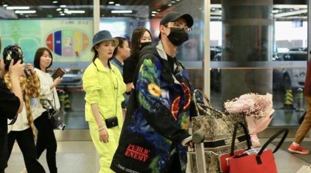 徐璐现身机场，张铭恩接机拿行李，同框毫不避讳，网友：坐实了