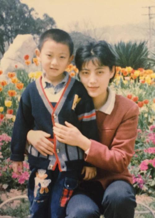 黄子韬与母亲合照: 长大后, 我就成了你