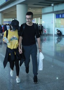 ​杨子姗吴中天夫妻现身机场，感情恩爱十指紧扣超甜蜜