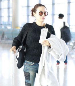 ​马伊琍两女儿罕见出镜，爱马脸型像妈妈，小女儿五官像文章