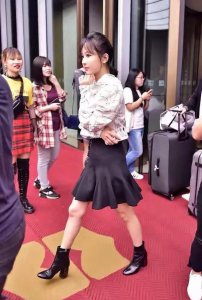 ​杨紫小肚子凸出就像怀了宝宝一样，一组机场生图暴露了身材