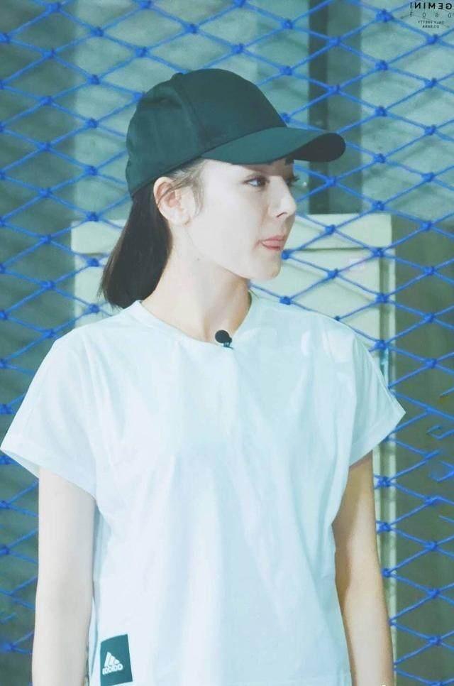 原来看到的迪丽热巴“素颜照”都是假的，这才是真正素颜，摄...