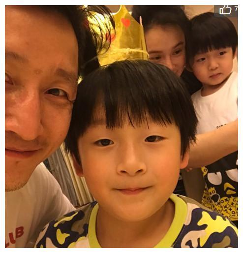 邹市明为7岁轩轩庆生，网友大呼轩轩这几年都经历了什么