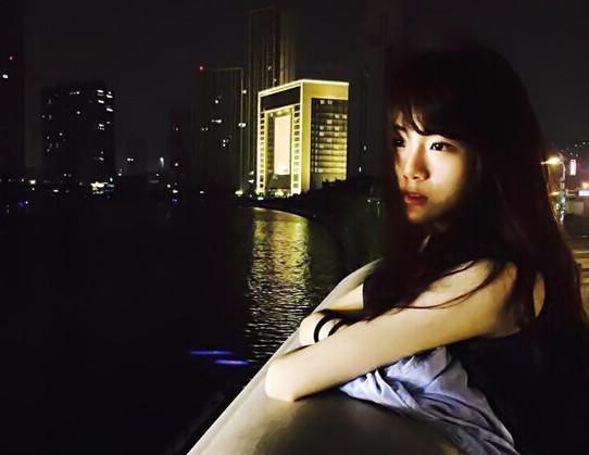 55岁张凯丽全家近照, 女儿20岁很漂亮!