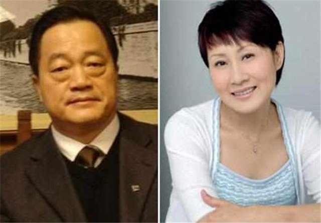 55岁张凯丽全家近照, 女儿20岁很漂亮!
