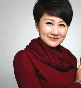 ​55岁张凯丽全家近照, 女儿20岁很漂亮!