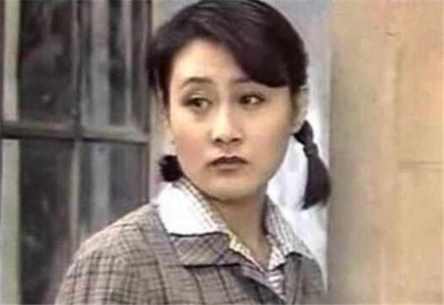 55岁张凯丽全家近照, 女儿20岁很漂亮!