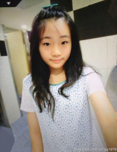 55岁张凯丽全家近照, 女儿20岁很漂亮!
