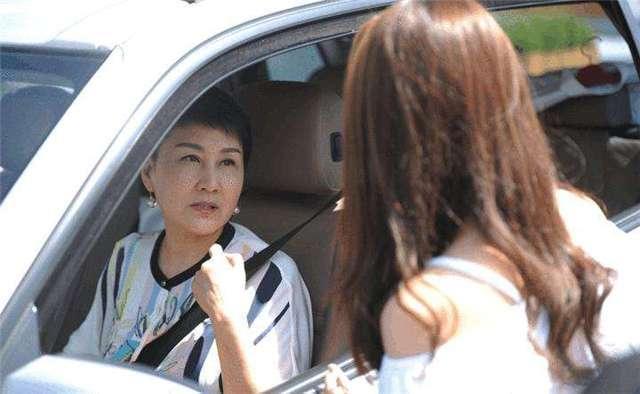 55岁张凯丽全家近照, 女儿20岁很漂亮!