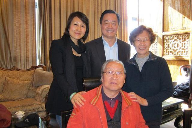 55岁张凯丽全家近照, 女儿20岁很漂亮!