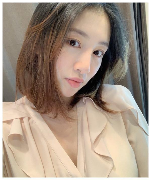 奥运“5金王”邹凯28岁娇妻现状：头发成渐变色，身材依旧傲人！