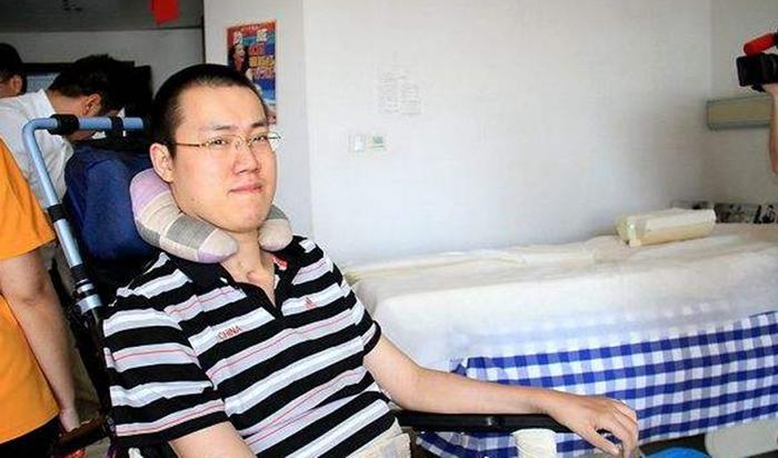 前男排国手汤淼现状：受伤瘫痪12年，女儿乖巧可爱妻子身份成谜！
