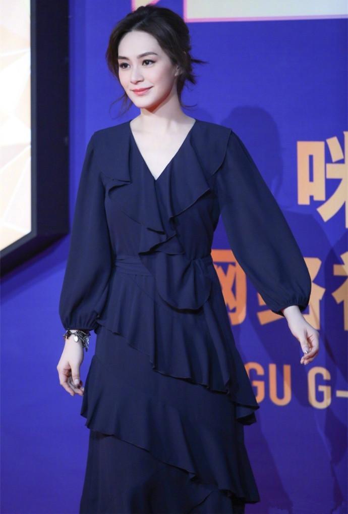 37岁阿娇同框35岁陈妍希，阿娇盛世美颜也不敌陈妍希真空上阵啊！