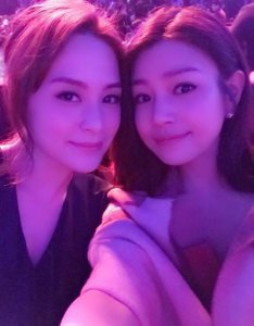 ​37岁阿娇同框35岁陈妍希，阿娇盛世美颜也不敌陈妍希真空上阵啊！