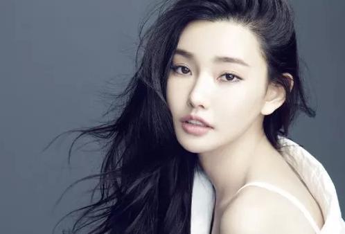 她是周润发的“女儿”，受到王晶力捧，如今人气却仍不温不火