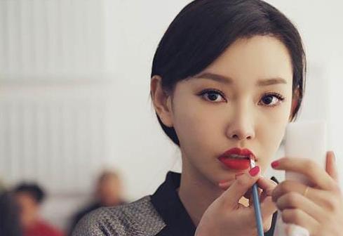她是周润发的“女儿”，受到王晶力捧，如今人气却仍不温不火