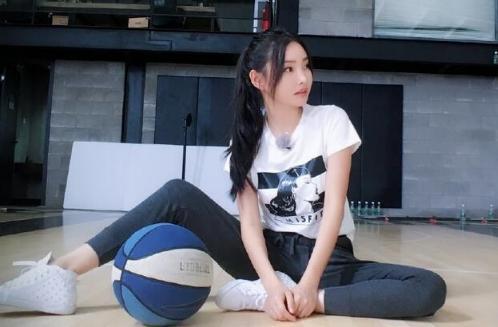 她是周润发的“女儿”，受到王晶力捧，如今人气却仍不温不火