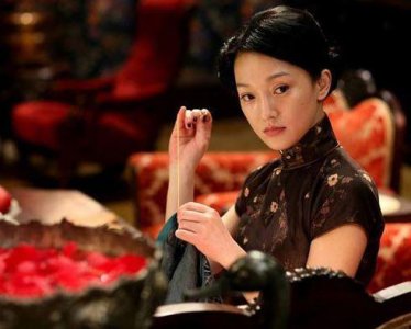 ​周迅离婚七个月后近照曝光，完全不顾自己的明星形象让朋友摸肚腩