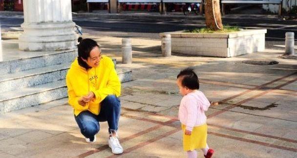 娱乐资讯：朱丹晒女儿日常，1岁小小丹越宠越聪明