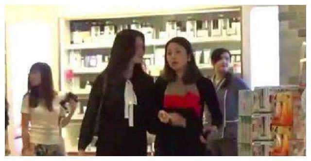 周星驰旧爱近照曝光，年近半百仍像20岁女孩！