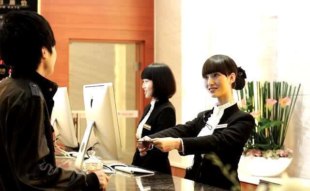 酒店双人间可以住三个人吗？