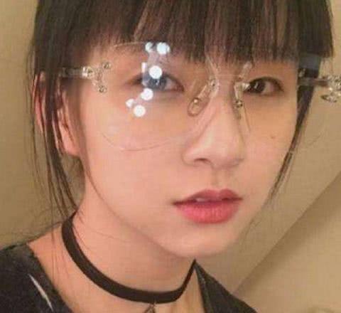 春晚一夜成名的“小彩旗”嫁大14岁老公，19岁容颜似大妈？