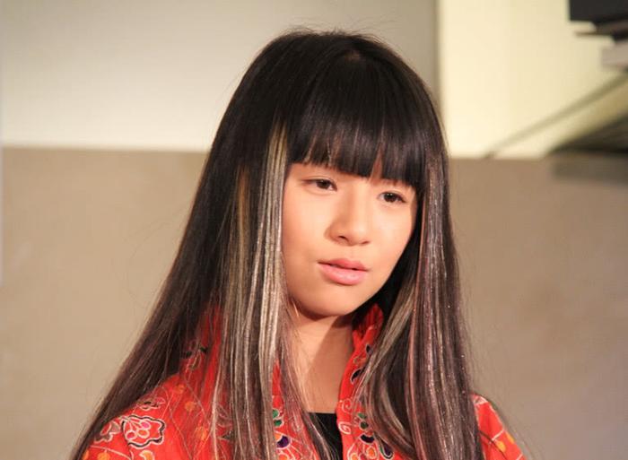 春晚一夜成名的“小彩旗”嫁大14岁老公，19岁容颜似大妈？