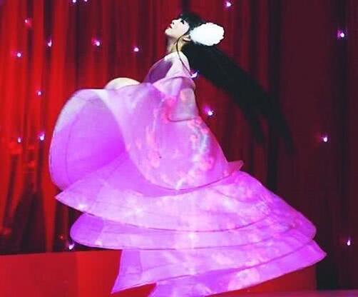 春晚一夜成名的“小彩旗”嫁大14岁老公，19岁容颜似大妈？