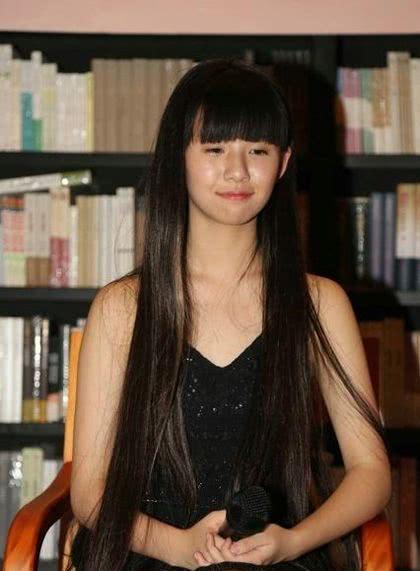 春晚一夜成名的“小彩旗”嫁大14岁老公，19岁容颜似大妈？