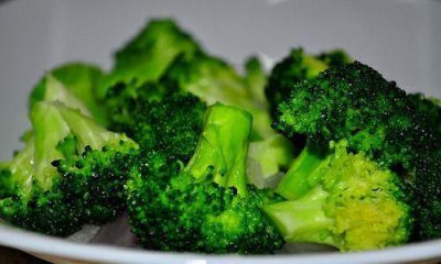 ​西兰花到底能不能生吃？你爱生吃蔬菜吗？