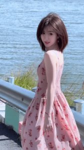 ​毛晓彤挑战A甜吊带粉裙 笑容甜美令人心动