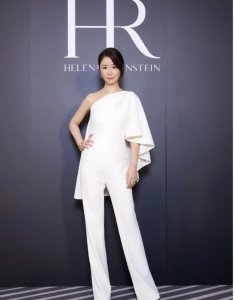 ​林心如瘦下来了，一身白色套装美得很大气，20年前的她惊为天人