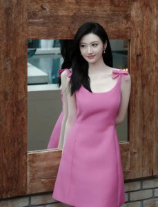 ​景甜穿粉色蝴蝶结吊带裙 身材婀娜笑容甜美
