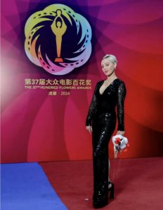 ​52岁宁静走红毯太自信，穿黑色深V长裙大秀身材