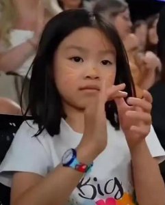 ​这是章泽天的女儿？长相敦实沉稳，很像她老家的奶奶