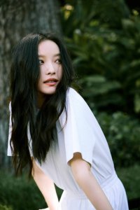​倪妮半敞外套大秀香肩 黑长直披发纯欲感拉满