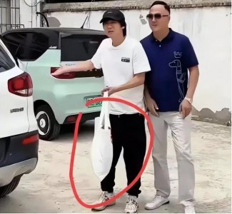 ​56岁解晓东现身养老院，昔日巨星如今穿着邋遢，手提布袋落差巨大