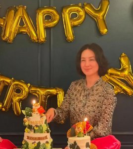 ​何超琼手拿“老虎”迎接62岁，干女儿陪她庆生，琼姐好开心呀