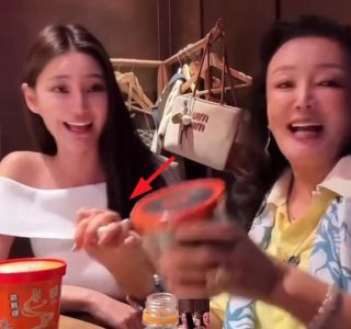 ​张兰马筱梅十指紧扣，婆媳玩贴脸感情好，小梅主动和婆婆比心