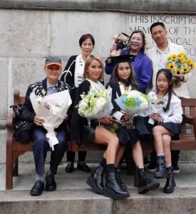 ​洗米华父母露面，洗米嫂捧鲜花出席大女儿的毕业典礼