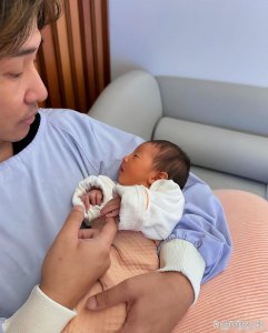 ​欧弟官宣三胎女儿出生，晒照笑称活在女儿国，已低调二婚卖掉旧居