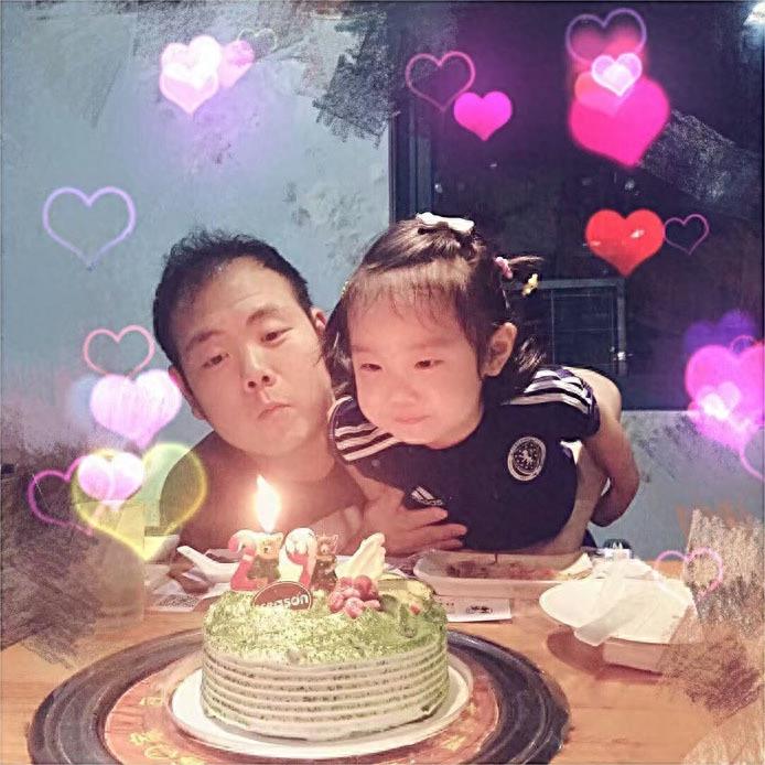 还记得网红小胖吗？曾被当作QQ表情的他如今已结婚生女