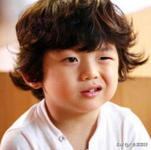 ​表情包男孩长大了，《极速绯闻》的小屁孩没长残如今帅成长腿欧巴