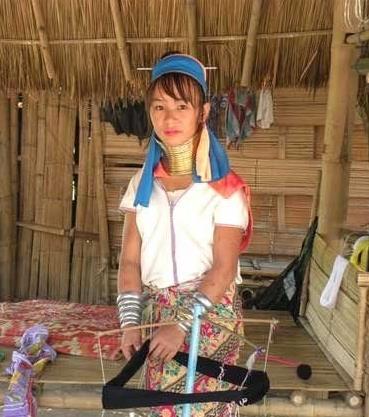 泰缅边界的“长颈女”，每天靠展示奇特的形象挣钱