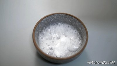 ​小苏打加白醋，号称“万能清洁神器”，答案：假的，分享正确做法