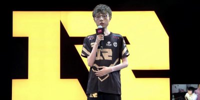 ​MLXG退役仪式：离开背影让人心疼，RNG前上单姿态哽咽说出心声