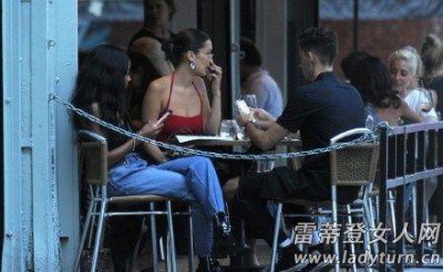 ​潮人街拍：喜庆网红超模Bella Hadid 和男友复合了