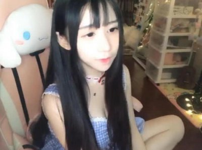 ​蔡萝莉忘我直播，穿裙子高抬腿泄春光，网友：现在平台不管了吗？