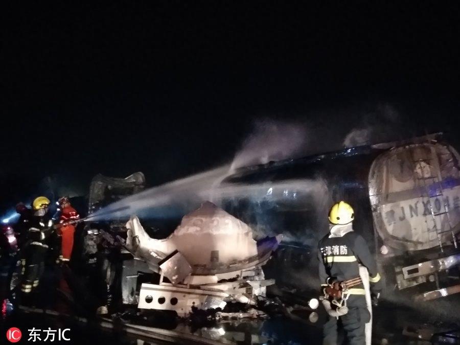 天津滨海新区4辆油罐车起火 无人员伤亡