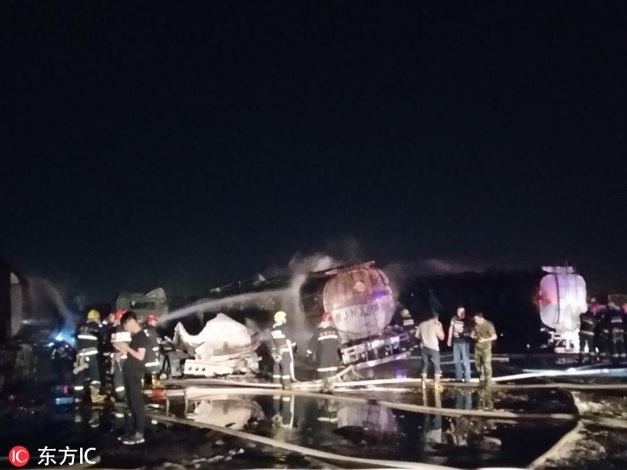 天津滨海新区4辆油罐车起火 无人员伤亡
